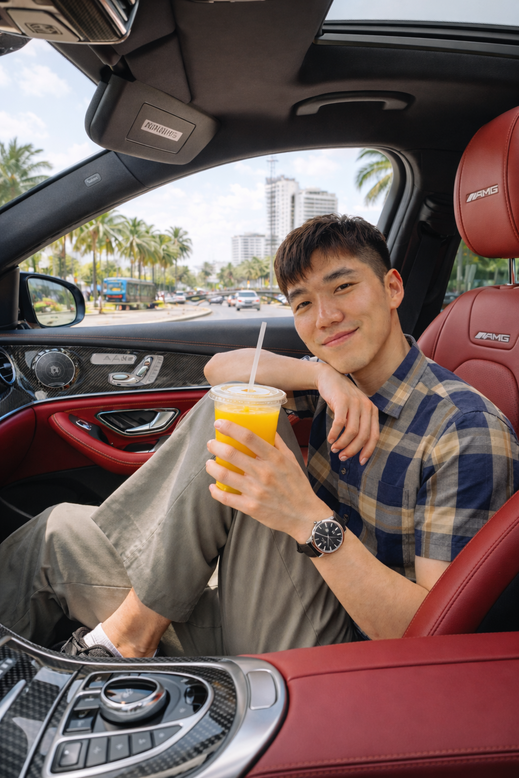 Nam trẻ trong chiếc Mercedes-Benz AMG.png